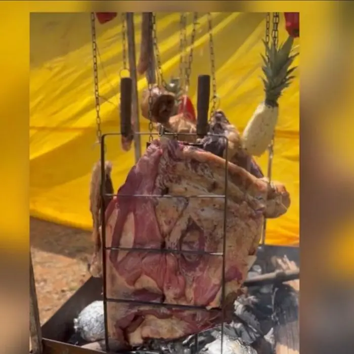 Espeto assando ao fogo