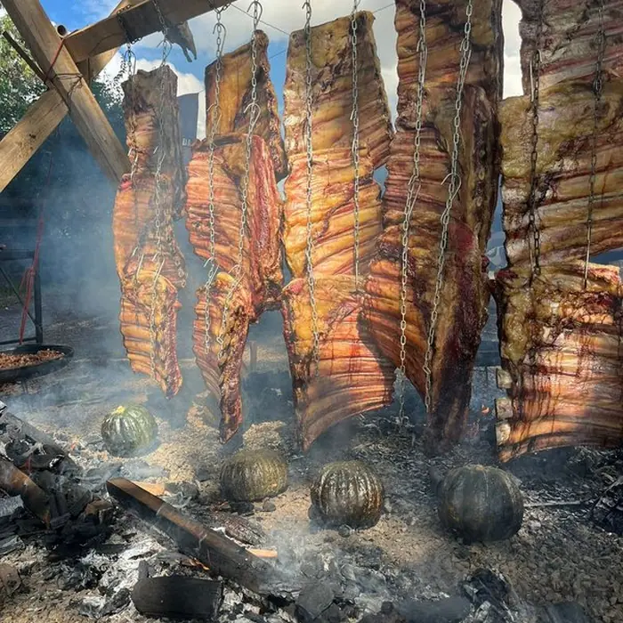 Costela envolta em fumaça
